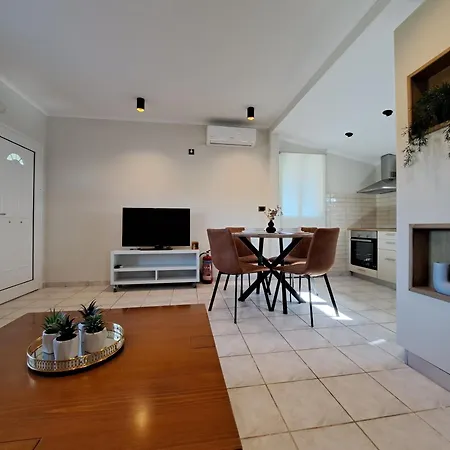 Solomos Family House * 凯法利尼亚